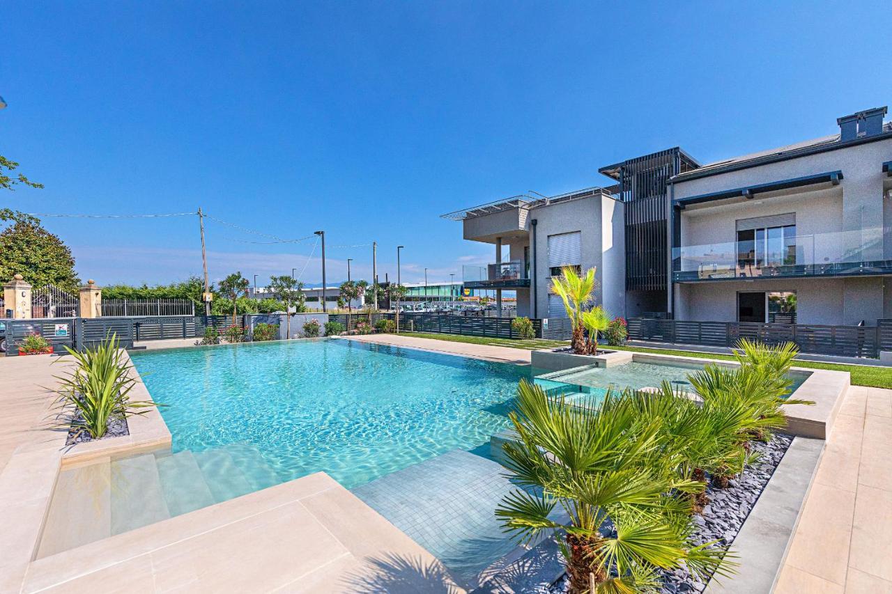 Una Terrazza Sul Lago A2 Con Piscina By Wonderful Italy Appartement Peschiera del Garda Buitenkant foto